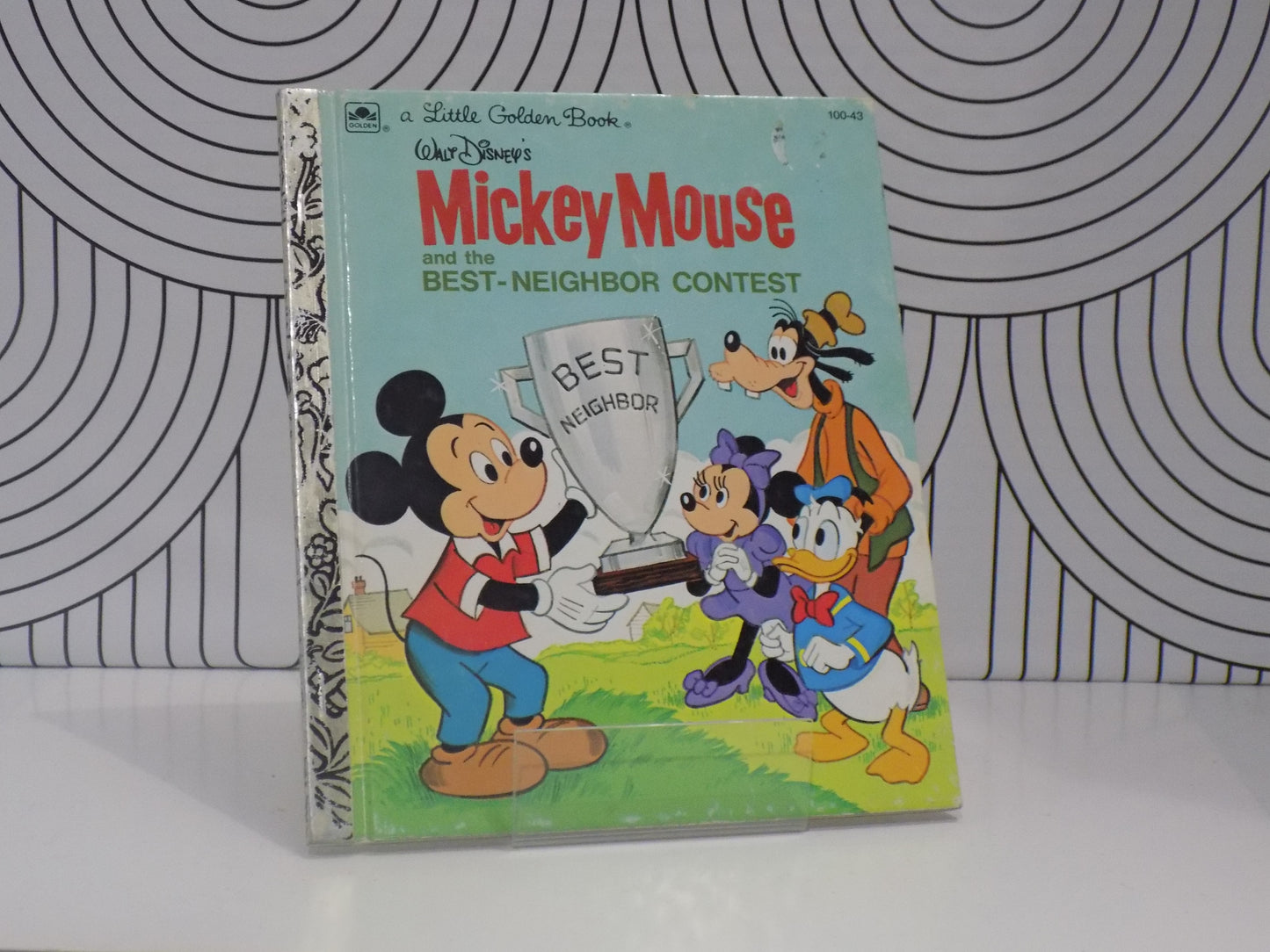 Mickey Mouse and the Best Neighbor Contest